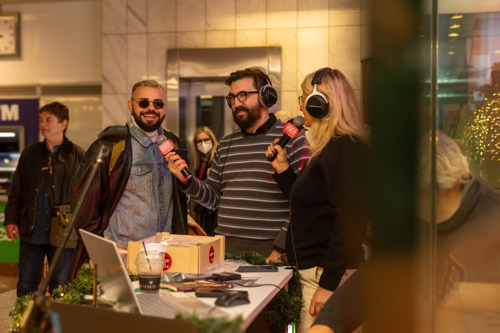 Οι ραδιοφωνικοί παραγωγοί του Voice 102.5 με τον Akyla