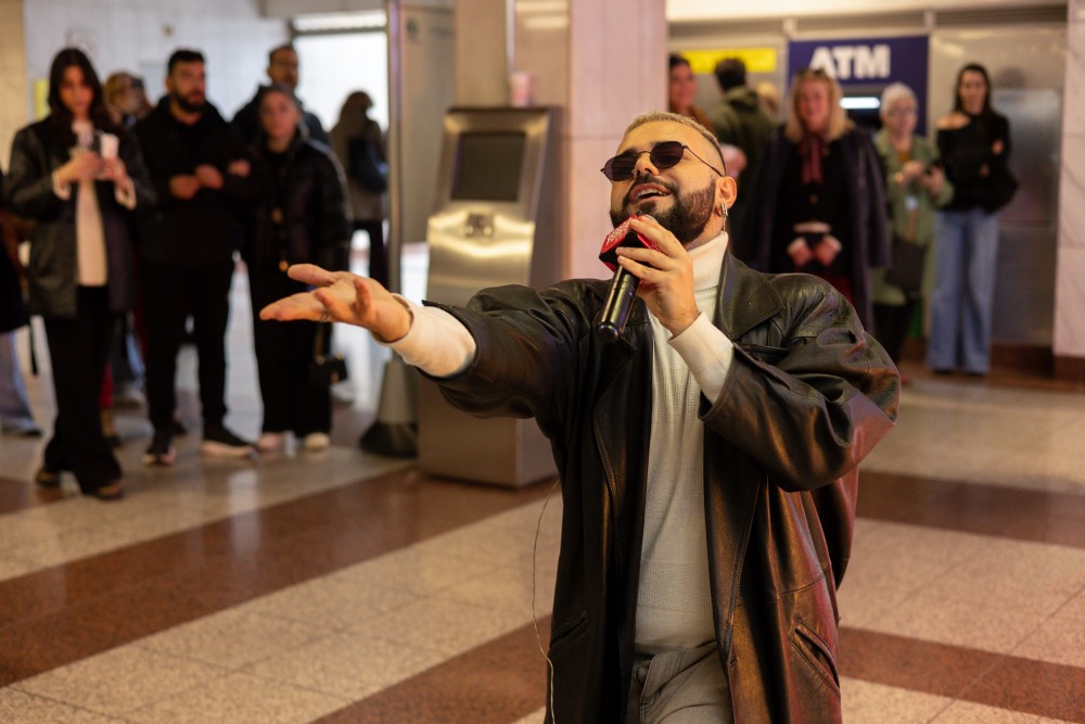 Ο Akylas μαζί με τον Voice 102.5 στο μετρό Πανεπιστήμιο