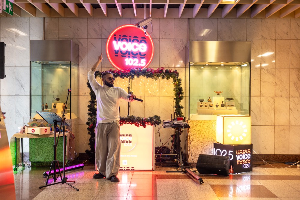 Ο Akylas μαζί με τον Voice 102.5 στο μετρό Πανεπιστήμιο 