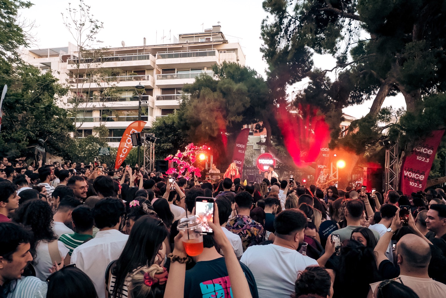 Ένας χρόνος με το μπαλκόνι του Papazó, από τον Voice102.5 