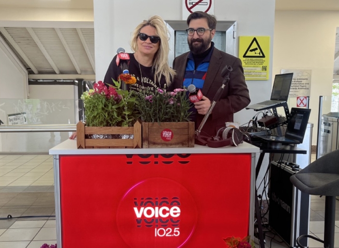 Ο Voice 102.5 σέρβιρε πρωινή μουσική και λουλούδια στο Μοναστηράκι