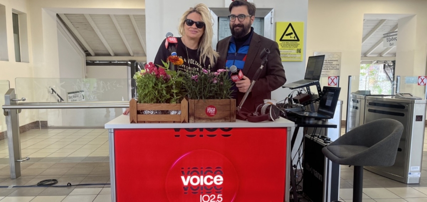 Ο Voice 102.5 σέρβιρε πρωινή μουσική και λουλούδια στο Μοναστηράκι