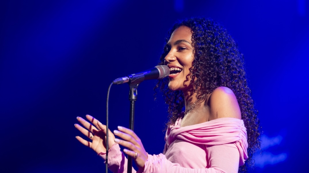 Θα κερδίσει μια θέση το νέο άλμπουμ της Olivia Dean στην κορυφή των τσαρτ;