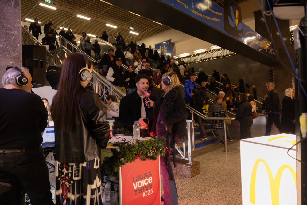 Το Christmas Night Out, από τον Voice 102.5, γέμισε μουσική το μετρό Συντάγματος