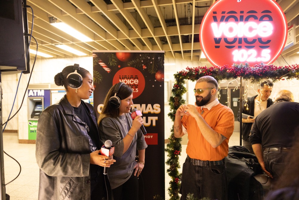 Οι ραδιοφωνικοί παραγωγοί Ξένια Ντάνια και Τάνια Σκραπαλιώρη με τον Αkyla