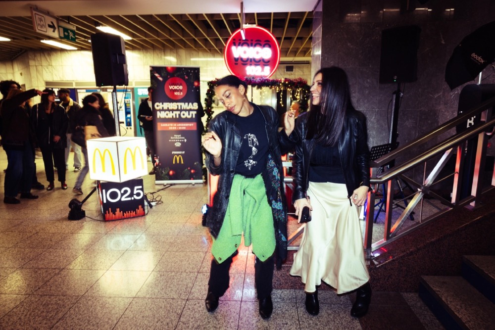 Το Christmas Night Out, από τον Voice 102.5, γέμισε μουσική το μετρό Συντάγματος