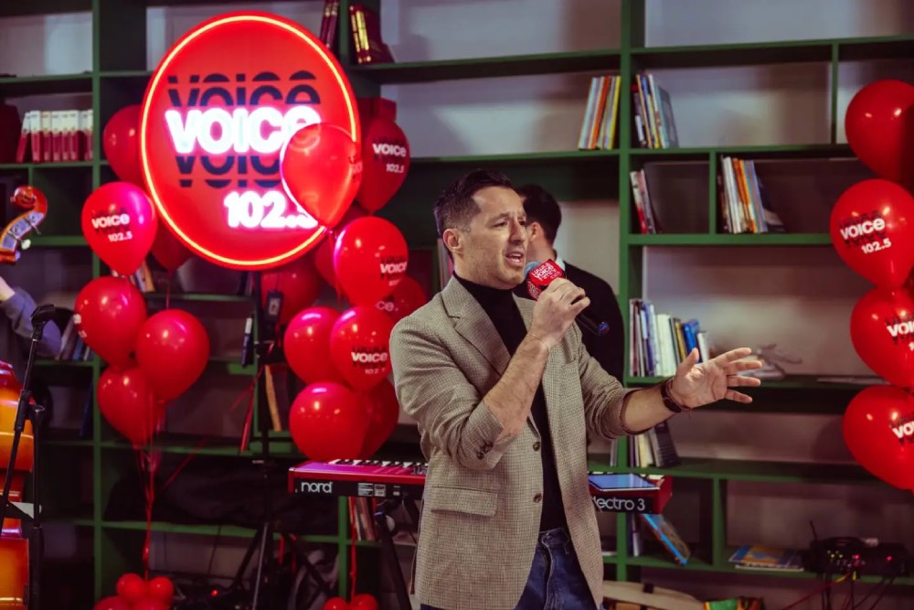 Live με τον Αδάμ Τσαρούχη Live με τον Αδάμ Τσαρούχη 