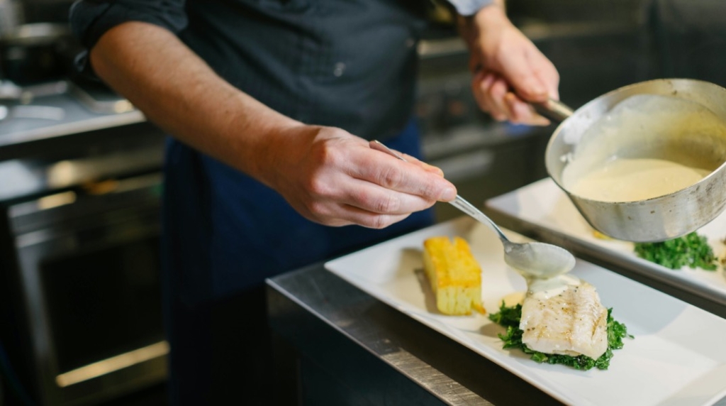 25η Μαρτίου: Γιατί σήμερα τρώμε μπακαλιάρο σκορδαλιά - Η ιστορία πίσω από το έθιμο