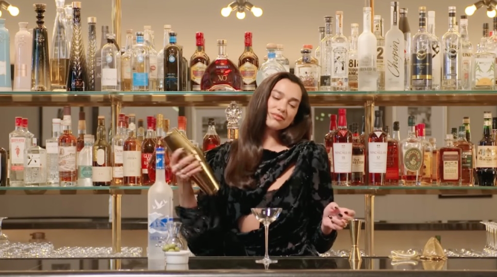 Η Ντούα Λίπα σε ρόλο bartender φτιάχνει κοκτέιλ εμπνευσμένα από αγαπημένα της τραγούδια