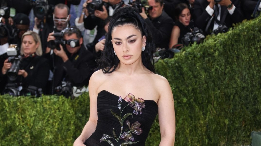 Το νέο άλμπουμ της Charli XCX «Music, Fashion, Film» την έπιασε εξ απροόπτου